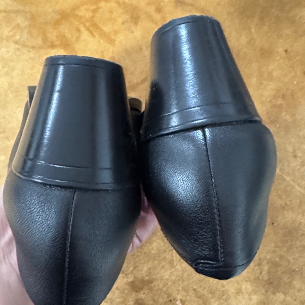 Clarks Women's Black Leather Flats - Picture 6 of 6